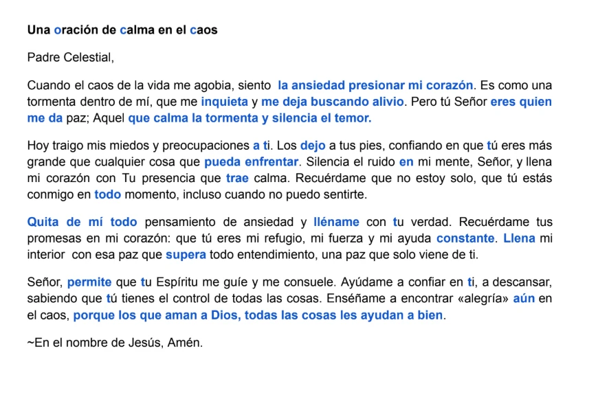 Documento de edición mostrando en azul las correcciones de la oración Una oración de calma en el caos